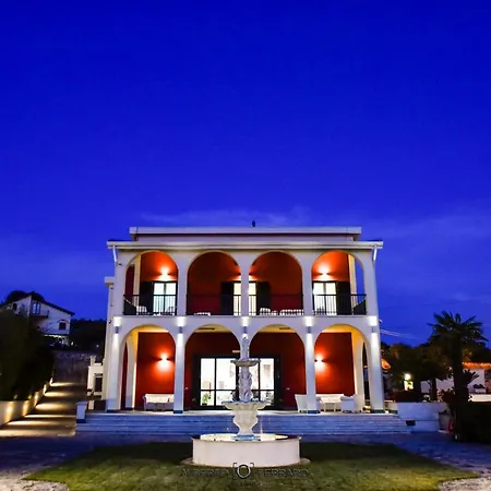 Elena Villa *
