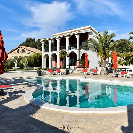 Elena Villa *