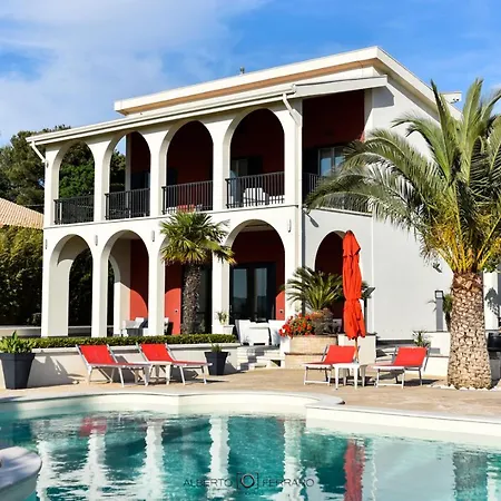 Elena Villa *